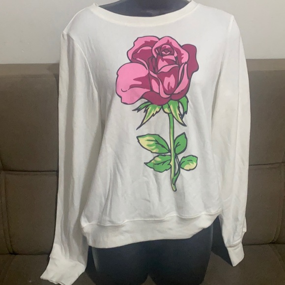 beautiful white suera with flower in the center - Picture 1 of 4